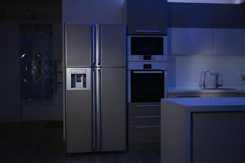Un refrigerador en una cocina durante un apagón.