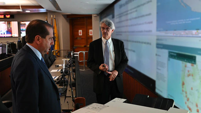 Secretary Alex Azar receives a briefing from Assistant Secretary for Preparedness and Response Robert Kadlec in the Secretary’s Operations Center at HHS