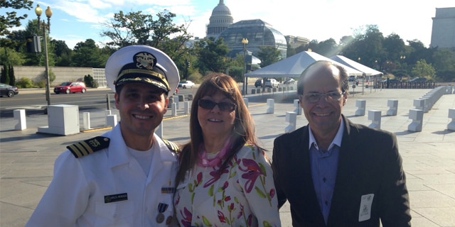 Guillermo Avilés-Mendoza takes a photo with his parents in front of the U.S. Capitol.