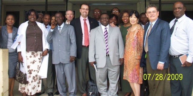 Rodrigo with Ibadan hospital staff in Nigeria